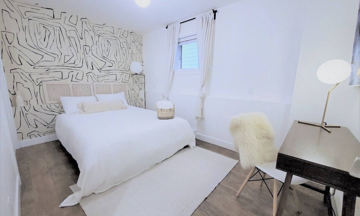 Kensington-Cedar Cottage House | ❤ 2 BDRM Charmer - Central Location - FREE Parking