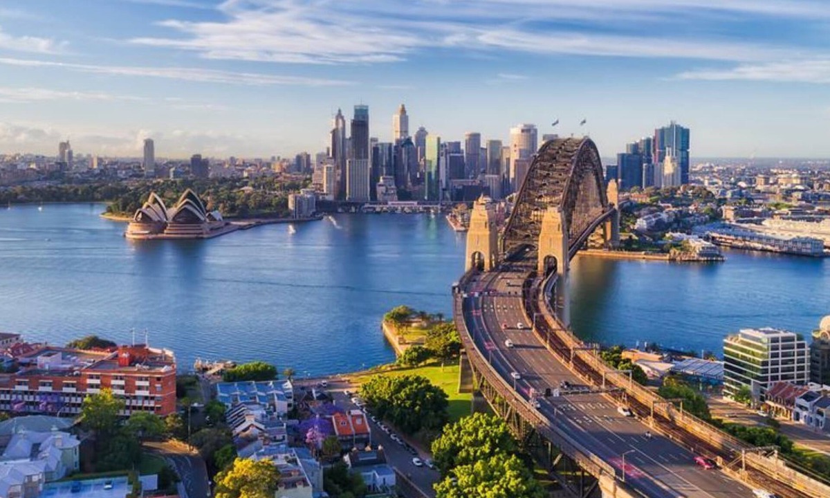 Kirribilli Apartment | 3-Bedroom Apartment w/Terrace with Harbour View, 900m Stroll to Harbour Bridge