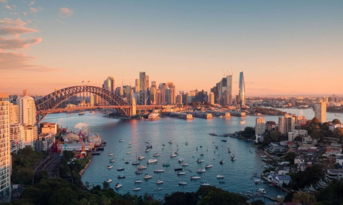 Kirribilli Apartment | 3-Bedroom Apartment w/Terrace with Harbour View, 900m Stroll to Harbour Bridge