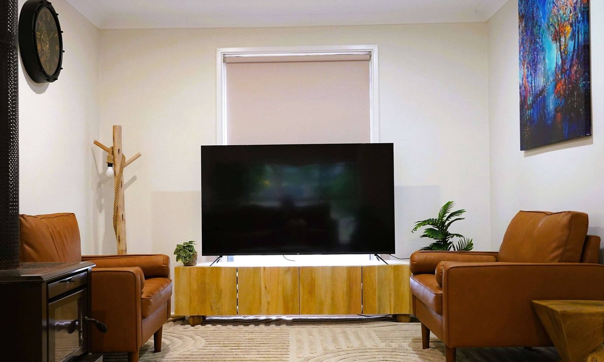 Denman House | 3 Queen Beds, Work-Ready, Parking
