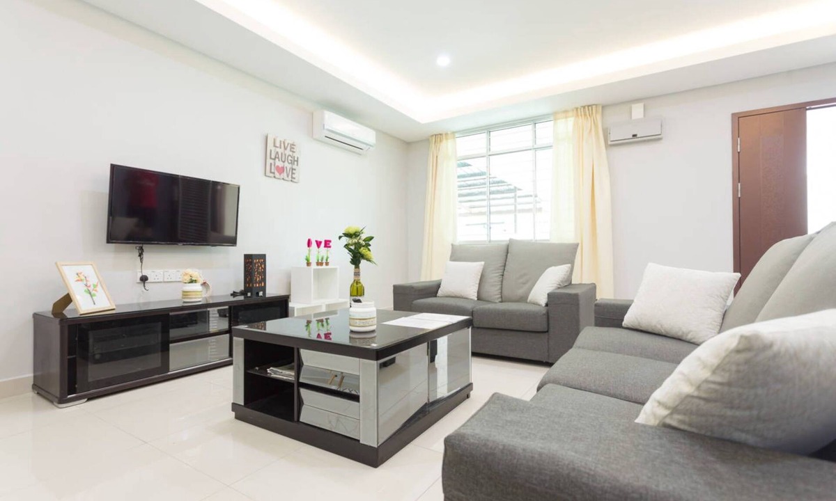Tanjung Aru House | 4 Bedroom Landed House. Party friendly and close to beach.