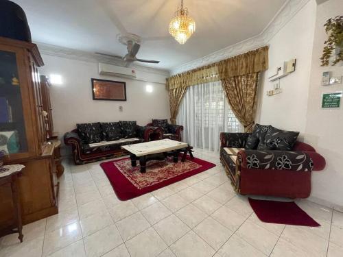 Bukit Kecil House | 4BR 2Storey Terrace Homestay at Bukit Jambul by SK Vacation Homes