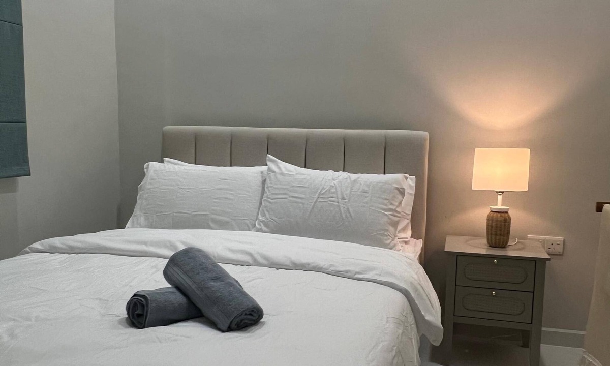Batu Buruk House | 5 Mins to Batu Buruk Beach! Cozy Family Home in KT – Near HSNZ & City Center
