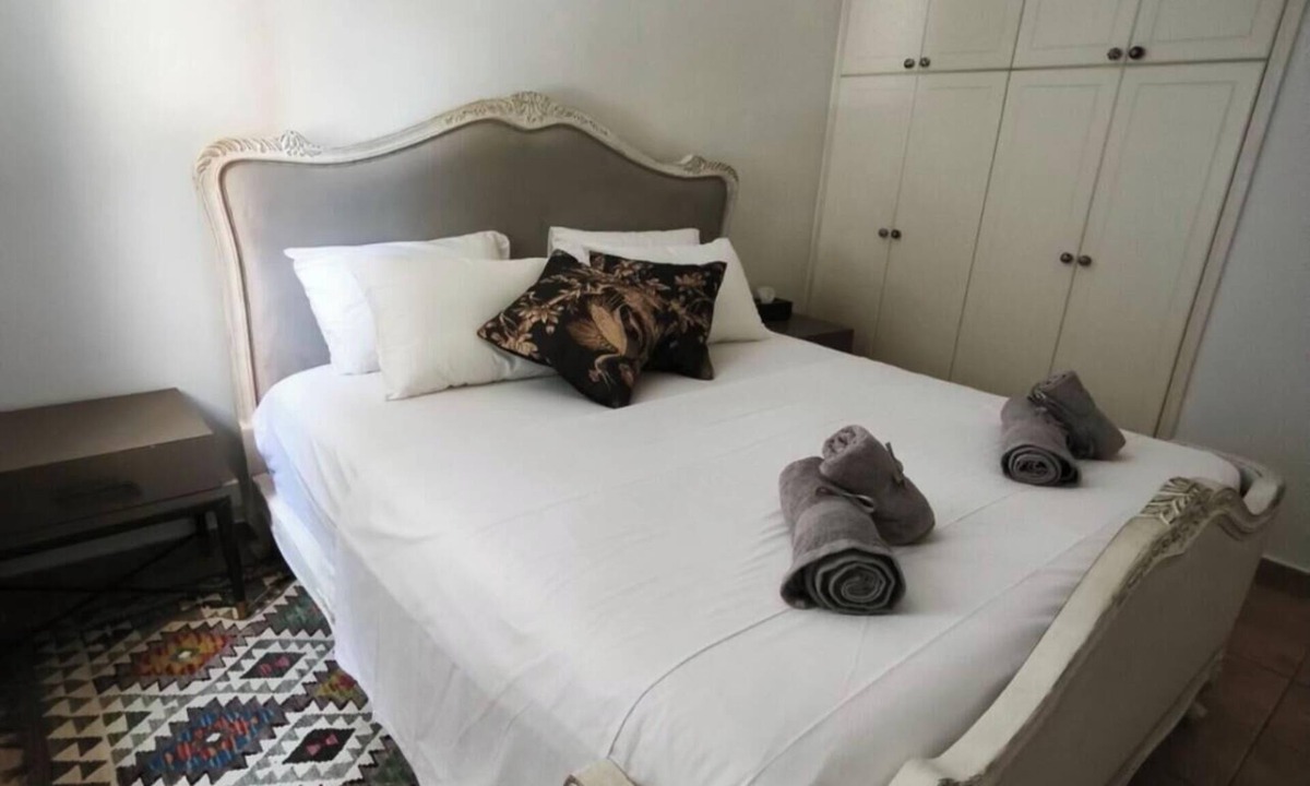 Universal Apartment | A spacious apartment with one bedroom and a living room.