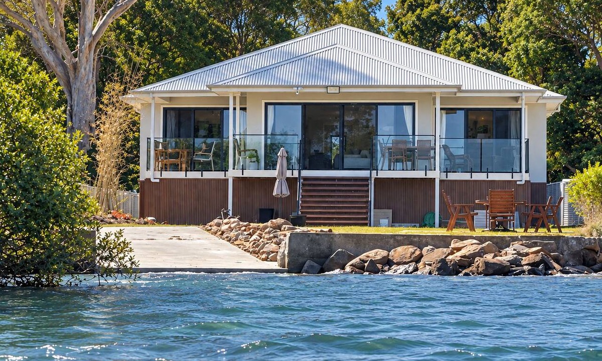 Pindimar House | ABSOLUTE BEACHFRONT - Pindimar Modern retreat private sandy beach，ducted aircon