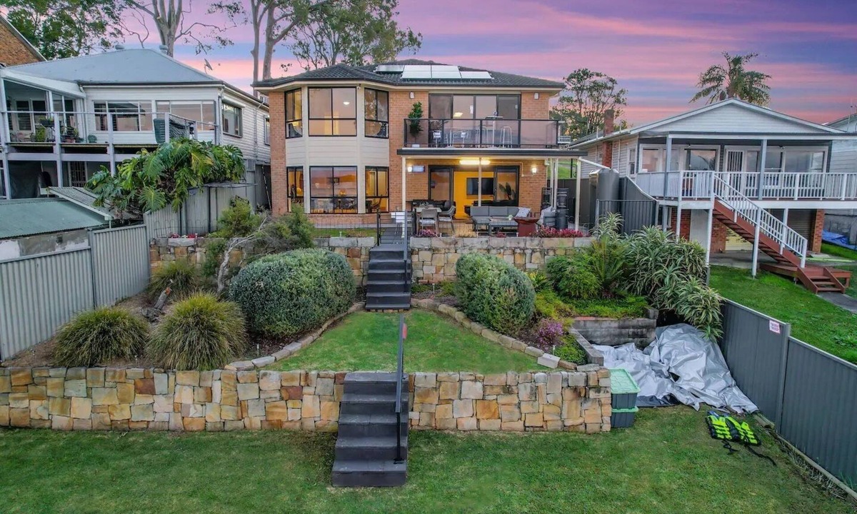 Charmhaven House | Absolute Waterfront with 5 bedrooms