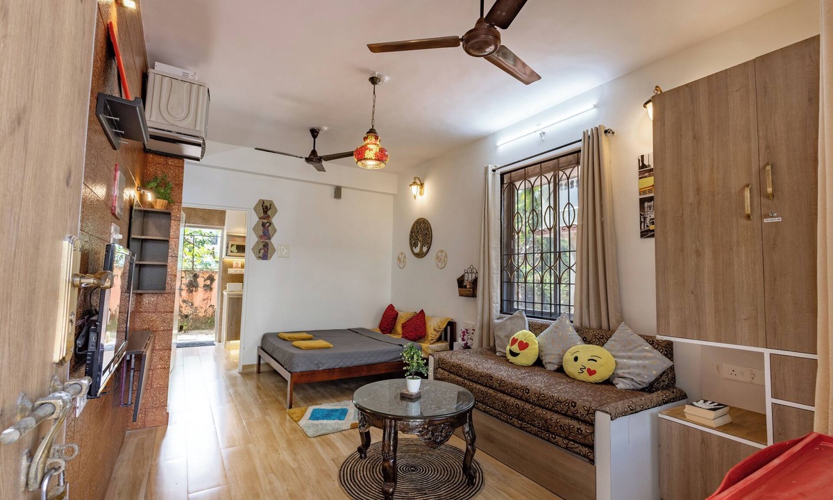 Sernabatim Apartment | Adorable Studio Apartment With Swimming Pool & AC In Central Benaulim