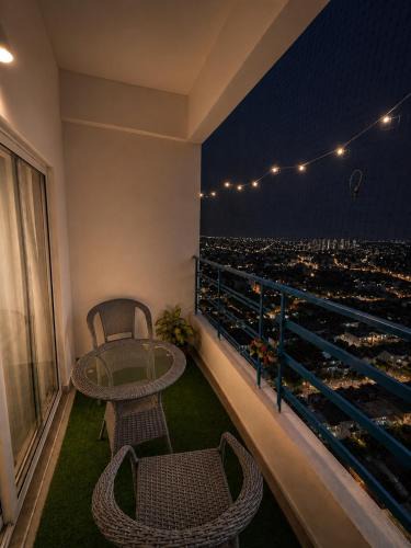 Greater Noida Bed & Breakfast | Aesthetic High-Rise Studio , Balcony & Villa View