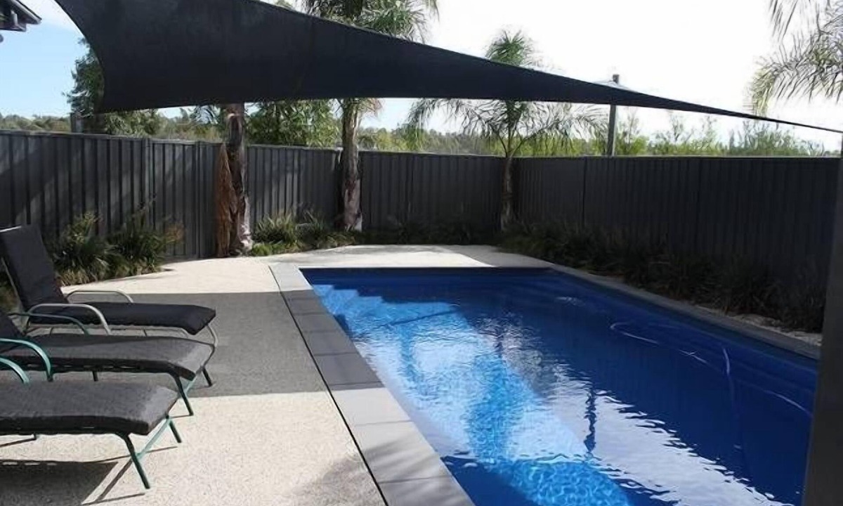 Yarrawonga House | Agrestic- Best Group Stay, Pool, 1 acre, BBall hoop, fireplace, sleeps 16+