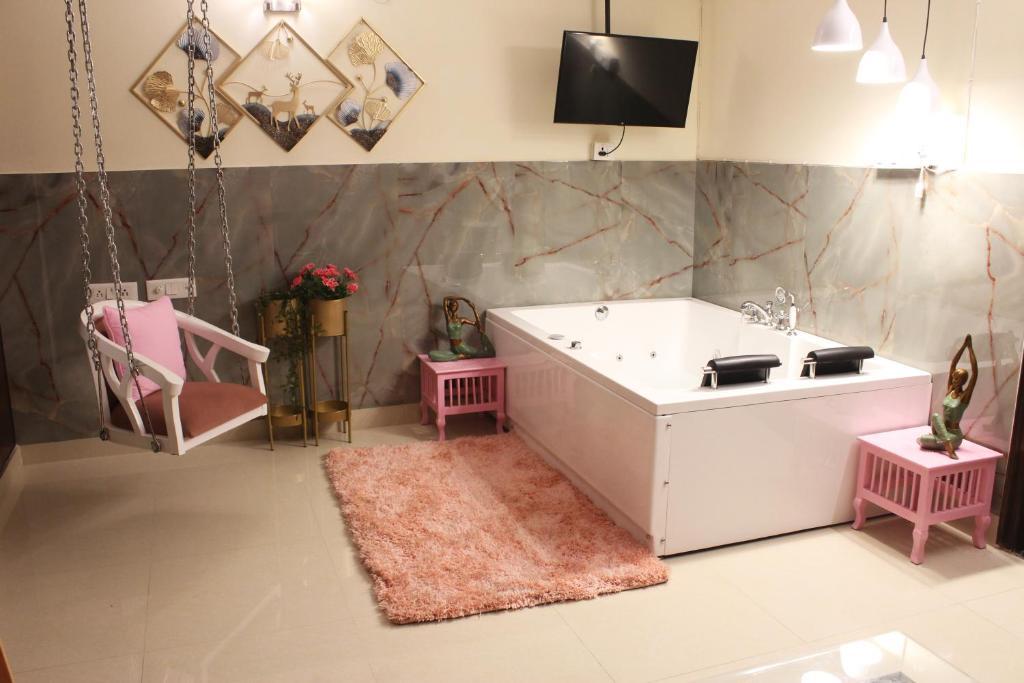 Greater Kailash Apartment | Air Purifier - Modern Jacuzzi HotTub 1BHK Suite 3