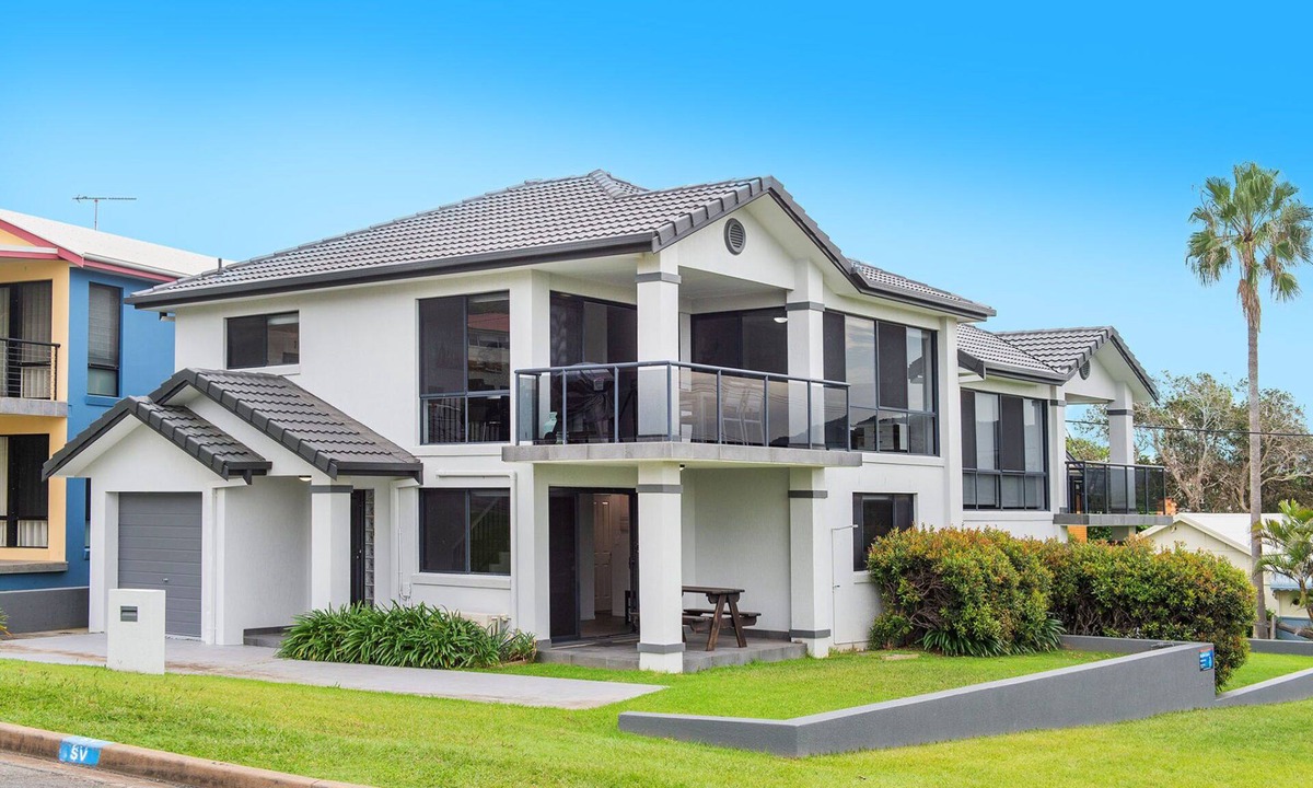 Crescent Head House | AS NEW SPARKLING 3 BEDROOM TOWNHOUSES ON THE GOLF COURSE
