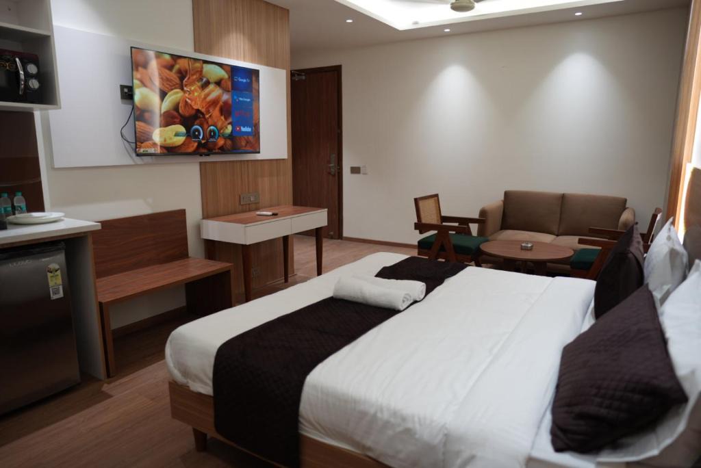 DLF Phase 5 Hotel | Aura Homes Aristo Grand- Golf Course Road