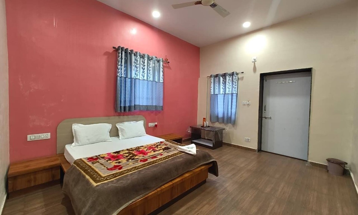 Abu Road Hotel | Aura Villa