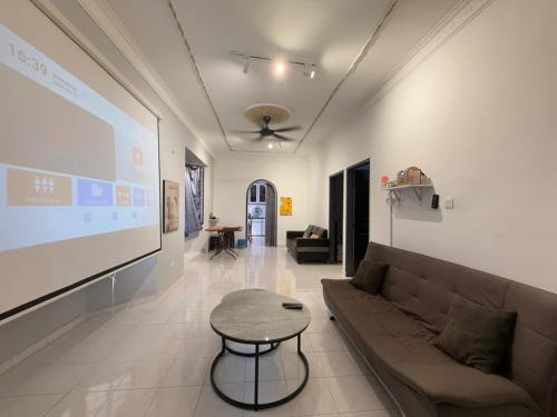 Gua House | Austin Taman Daya Large Corner House for 10 Pax