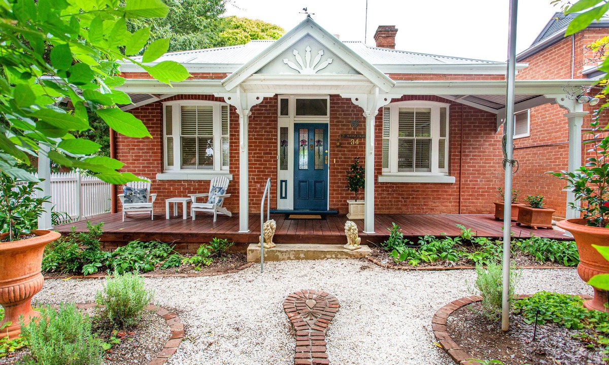 Cowra House | Avonleigh - Beautiful 3 Bedroom Home. Lovely Garden one block from town centre