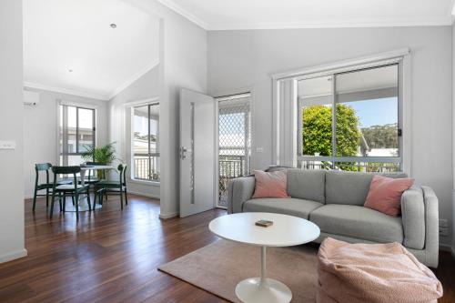 St. Georges Basin Villa | Basin Breeze Retreat Private House with Shared Pool