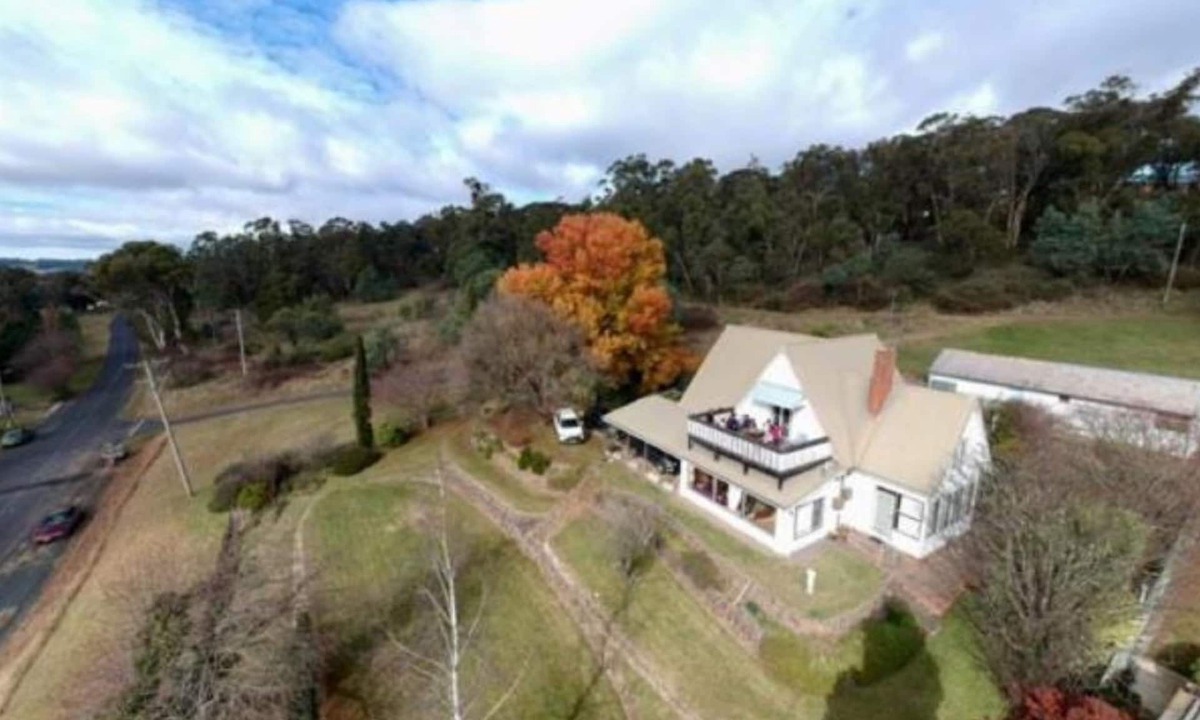 Oberon Ski Chalet | Bathurst 1000 - Jenolan Street Chalet - Ideal Accommodation for Large Groups