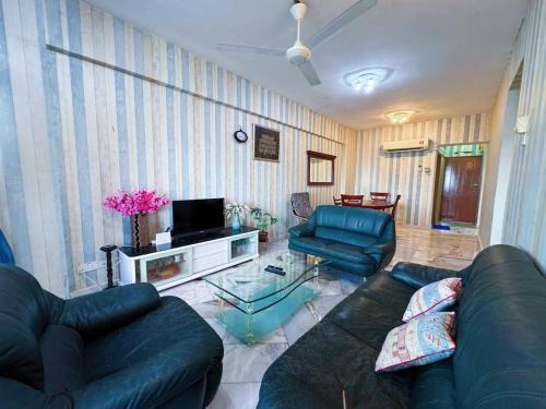 Taman Tanjung Apartment | Beachfront Bliss with 3BR Sea View PD Glory Beach Resort