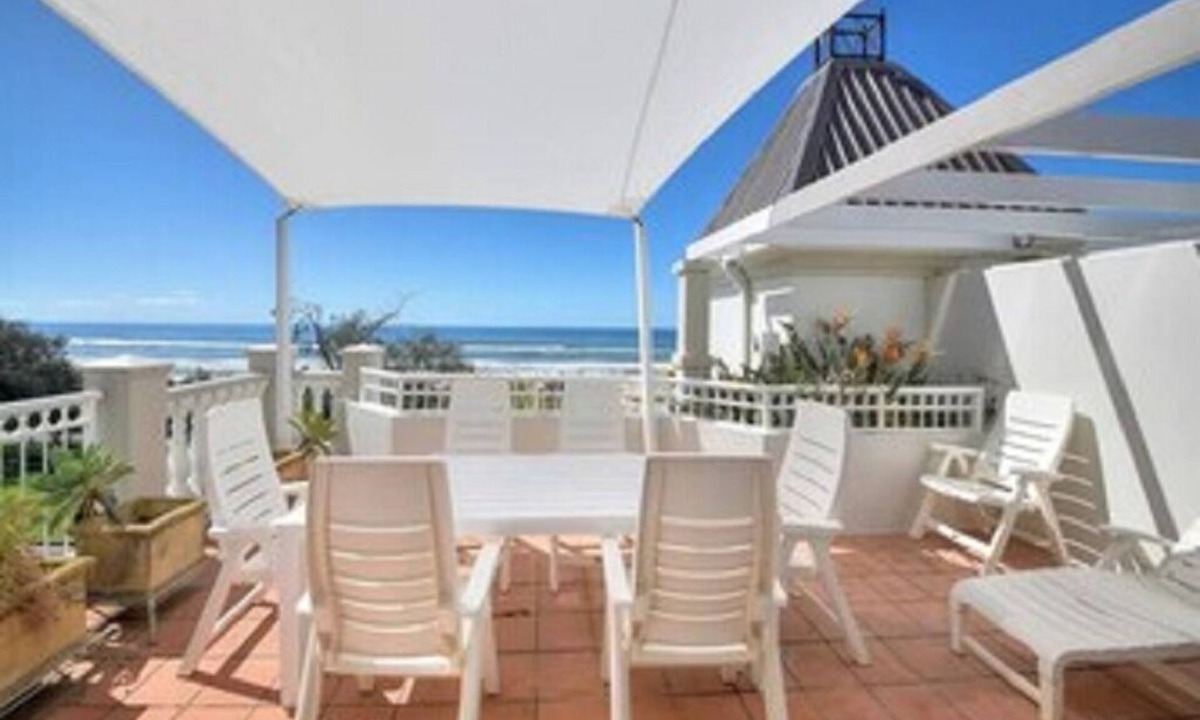 Broadbeach House | Beachfront two storey penthouse apartment. Family friendly. Spectacular views!