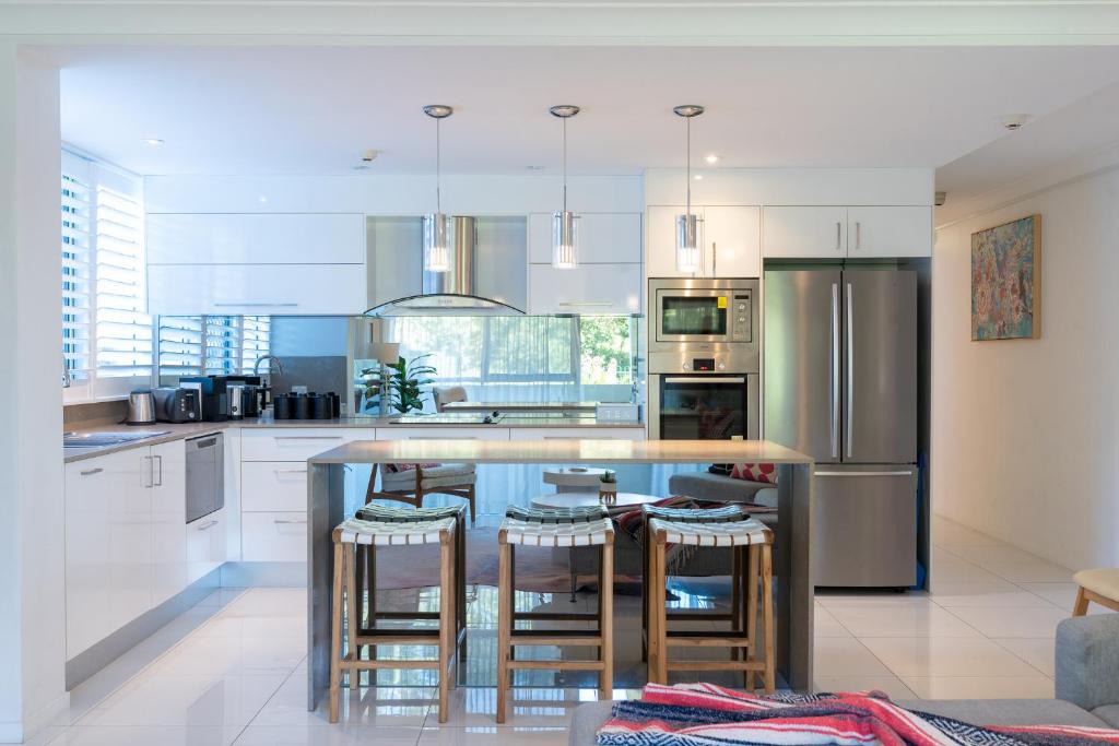 Burleigh Heads Apartment | Beachside Garden 2 bed 2 bath w Courtyard, Pool, Gym, Steps to Sand & Burleigh Pavilion