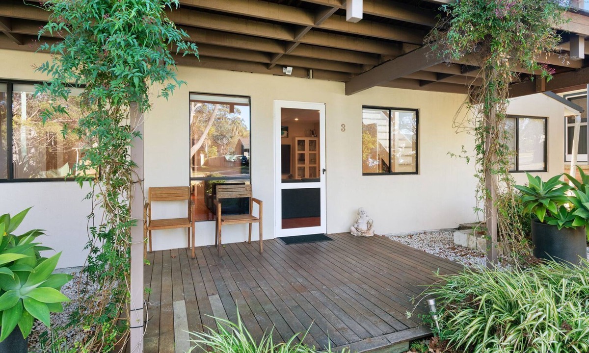 Huskisson House | Beecroft Street Retreat by Book Jervis Bay - Free Wifi, Linen & Pet Friendly