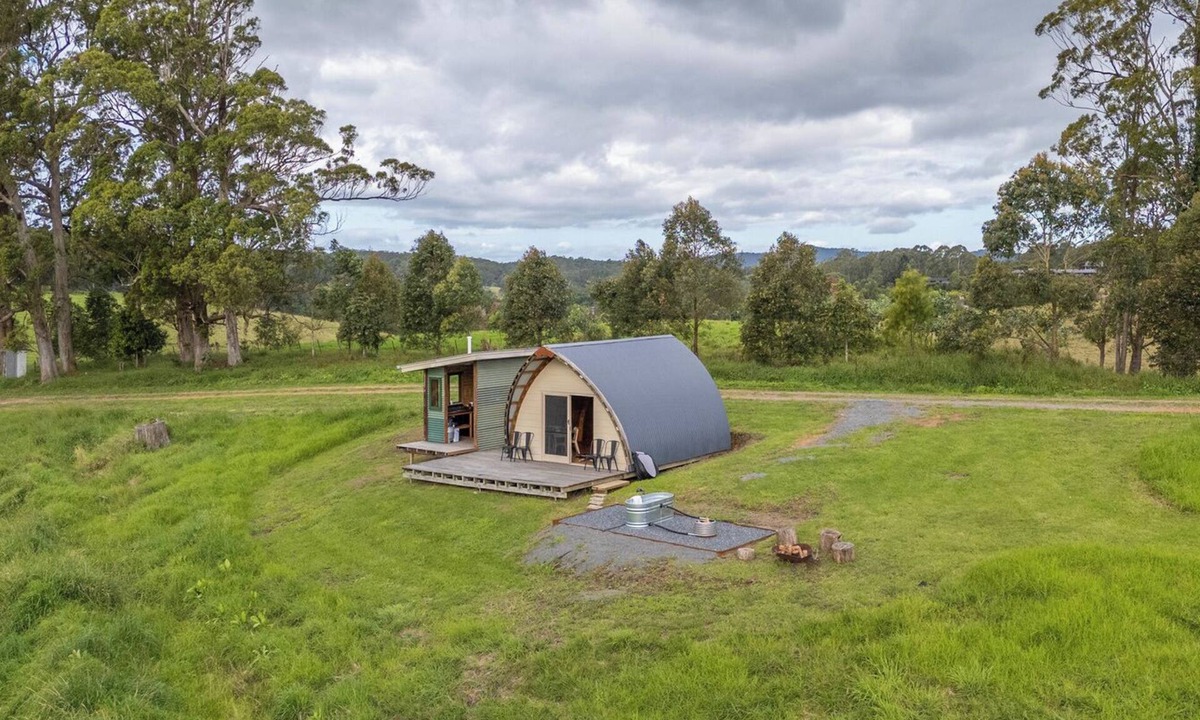 Valery Resort | Bickell's Hut - Off-Grid Farm Stay, Fire Pit, Fire Bath, Cozy, Views - Sleeps 2 -4