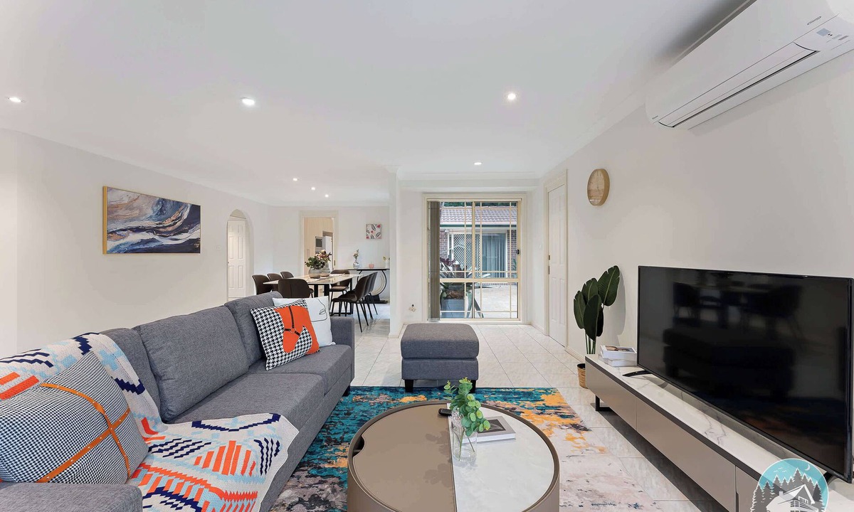 Epping House | Big Group Stay: 4BR Retreat near Trains & Parks
