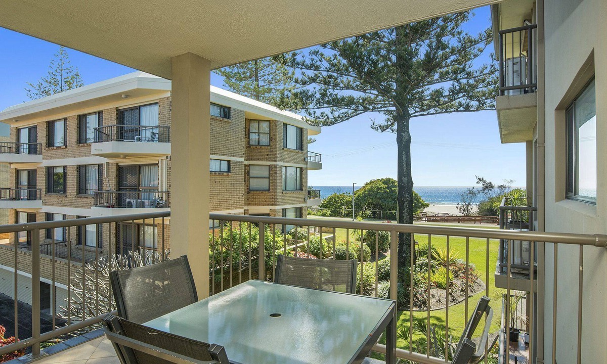 Bilinga Apartment | BILINGA GARDENS, UNIT 7 - Simple unit right on Bilinga Beachfront