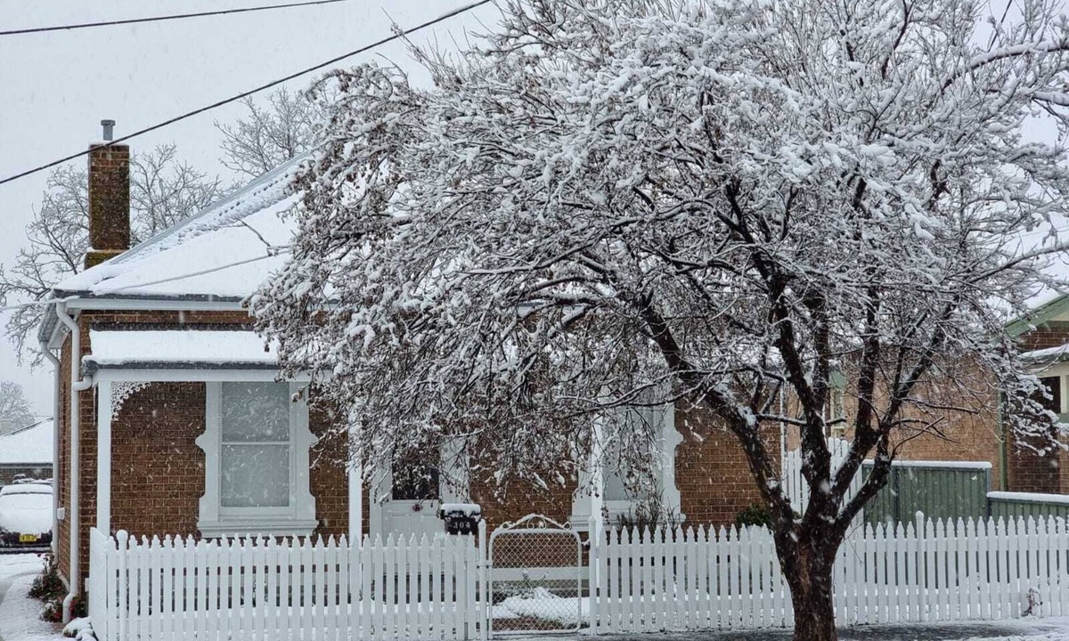 Orange House | Birchfrost cottage | Quintessential cosy | Central Orange