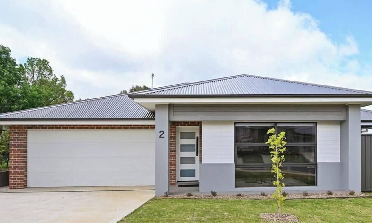 Orange House | Bligh St Bliss. Mountain Views. Family Home.