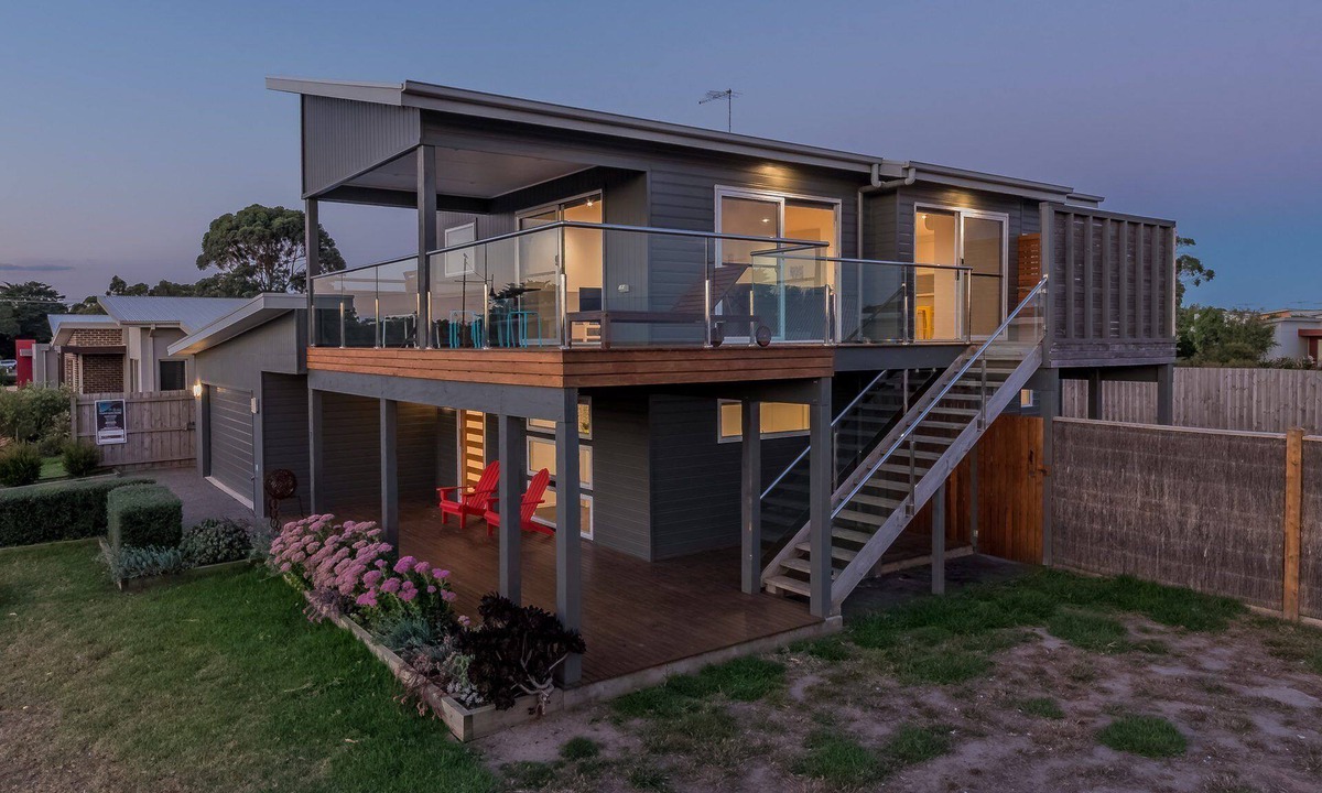 Cowes House | Boardwalk Boulevard, Spacious 4 bedroom house, lake view, walk to beach