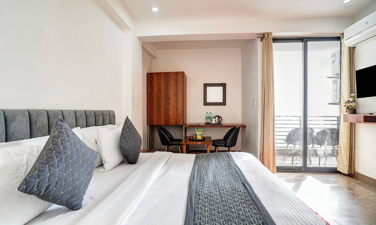 Mahipalpur Extension Bed & Breakfast | Breezy Height