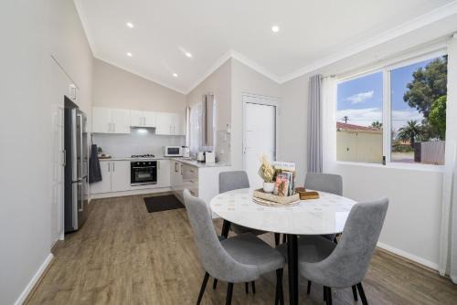 Thornlie House | Bright and Spacious 2-Bed Thornlie Family Home