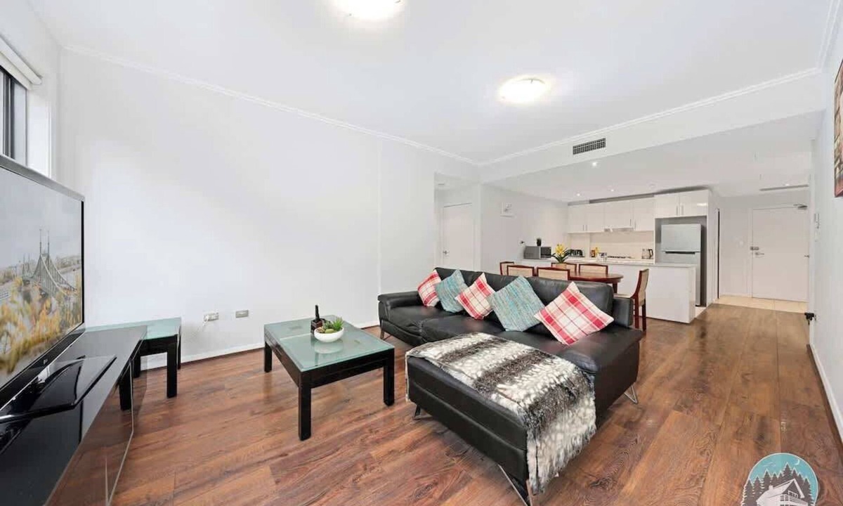 Turramurra Apartment | Bright Turramurra Apt Walk to Train & Shops