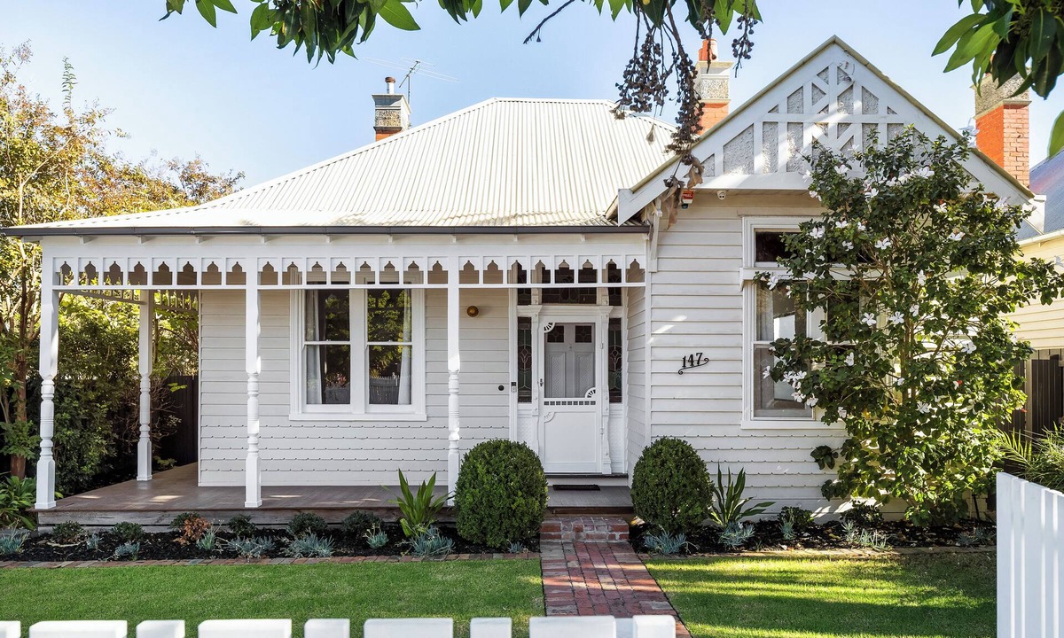 Brighton House | Brighton Pool Paradise: Designer 3BR Retreat Near Beach & Café Culture