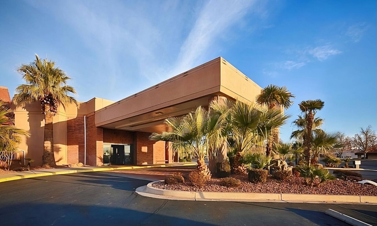 St. George Hotel | Budget Friendly Accommodations at Red Lion Hotel St. George! Pool, Parking, Gym