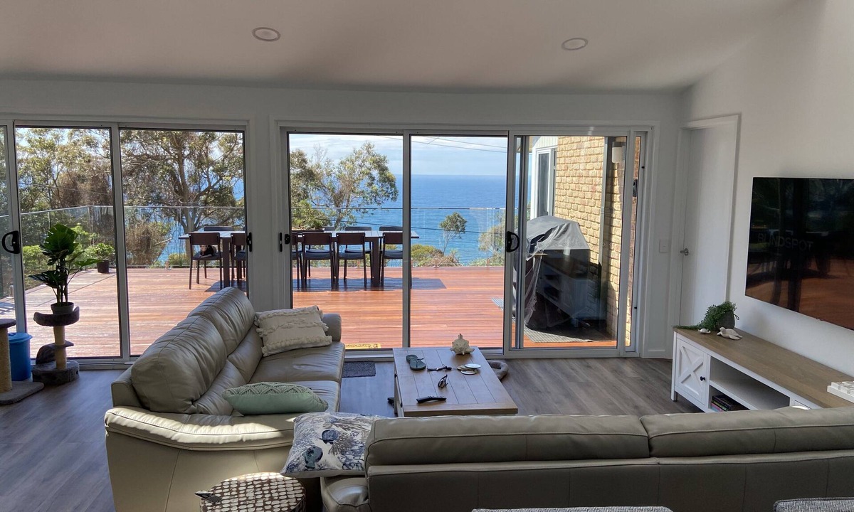 Avoca Beach House | Buy 2 weekend nights, get 2 week nights free - LUXURY WITH STUNNING SEA VIEWS