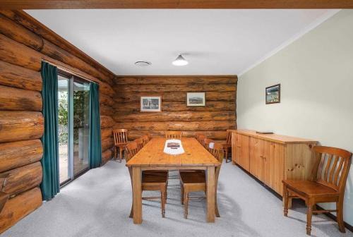 Canobolas House | Canobolas Mountain Four-Bedroom Log Cabin