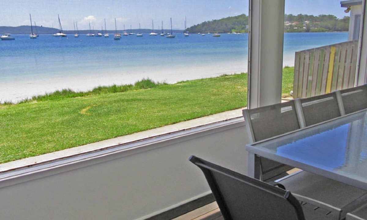 Corlette House | Casa Martins, 219 Foreshore Drive - Absolute Waterfront House