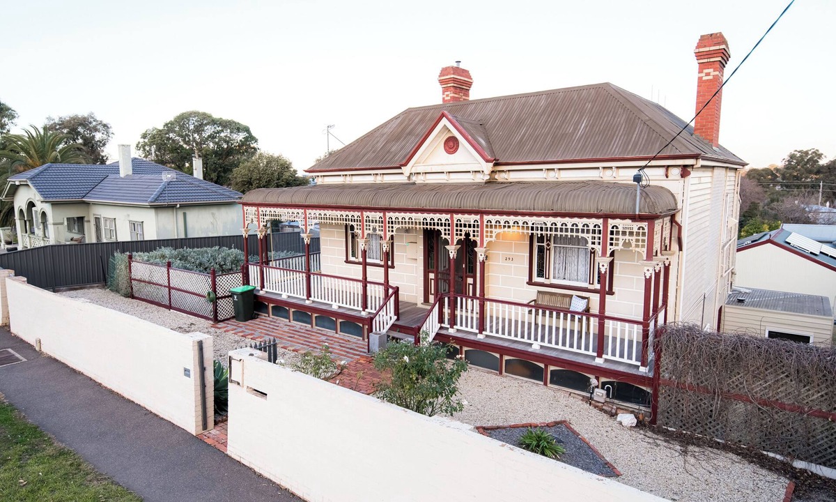 Bendigo House | Cathedral View - Sleeps 16 -Bendigo Signature Accommodation