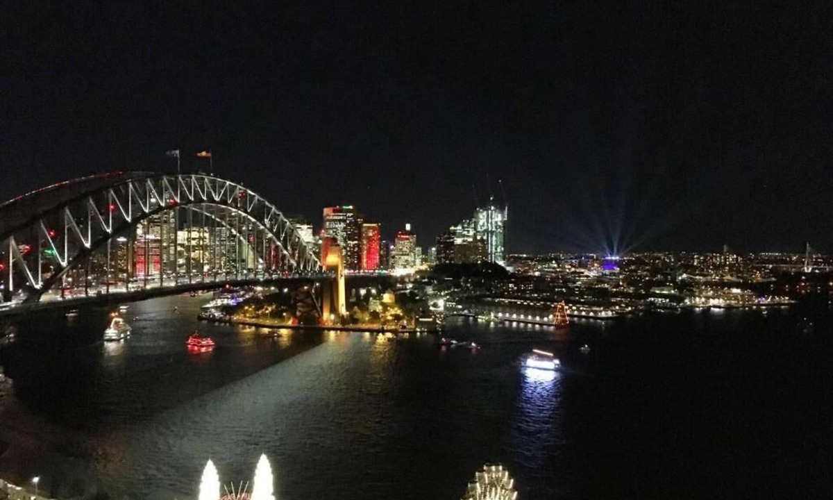 Milsons Point Apartment | Charming 3-Bedroom Apartment with Harbour View, 900m Stroll to Harbour Bridge