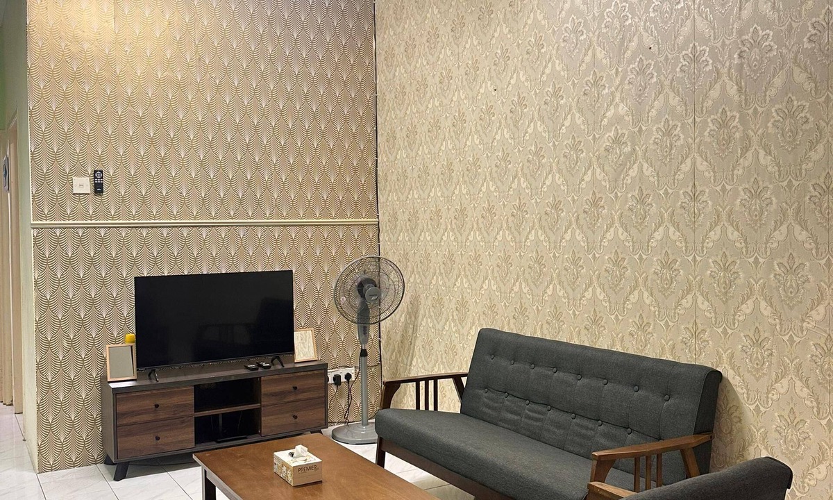 Banting House | Charming 3-bedroom house with WiFi, AC in nice Banting