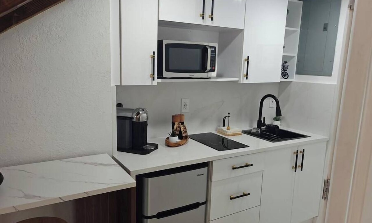 Hialeah Apartment | Charming Loft apartment in pleasant Hialeah with cool AC breeze