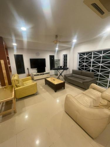 Seksyen 7 House | Cherith Homestay 8-12 Pax,4R 4BR,Fully Aircond