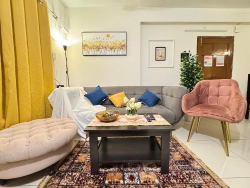 Hyderabad Apartment | Chic 2BHK Cosy Escape - Near City Centre & IT Hubs