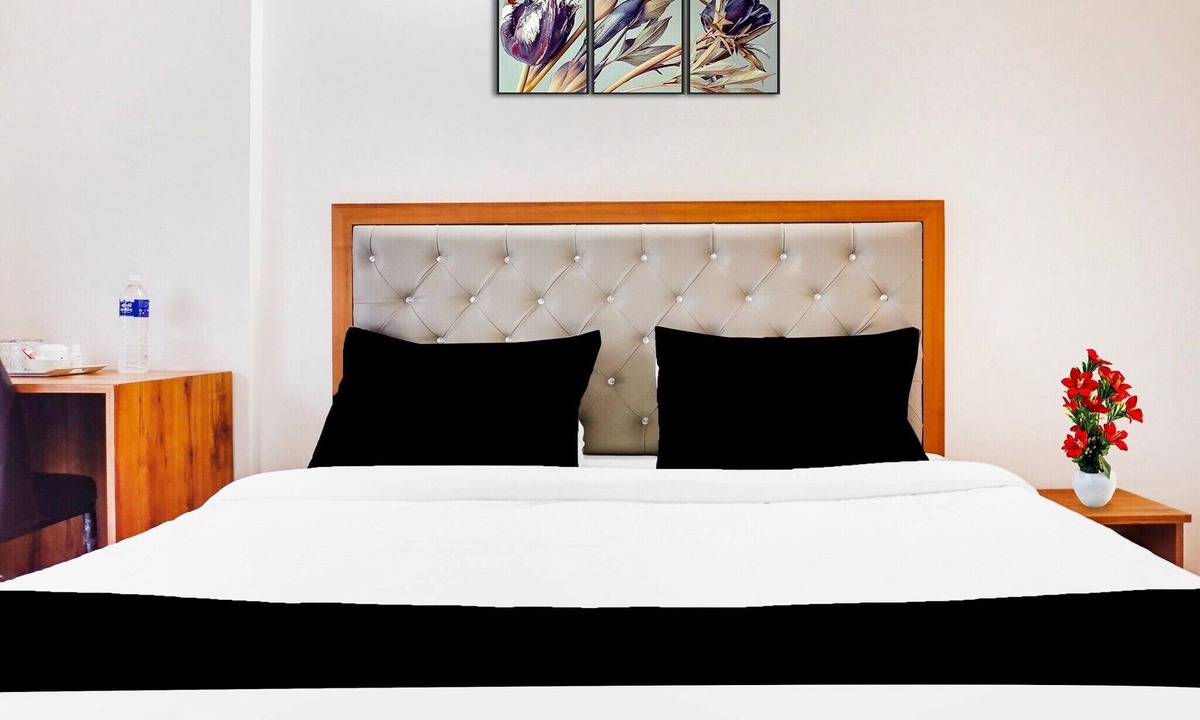 Pune House | Classic with BalconyLohegaon Near Pune Airport