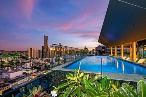 Fortitude Valley Apartment | Cloud9 City VIEW large resort apartment,LUXURY resort living & Epic sunset