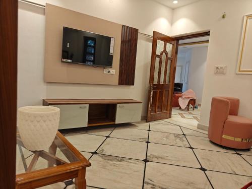 Varanasi Bed & Breakfast | ClubRoyale