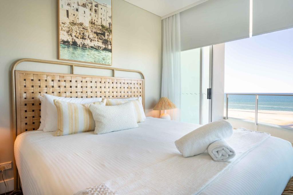 Coolangatta Apartment | Coastal Penthouse 3BR Luxe Living Over Kirra Beach