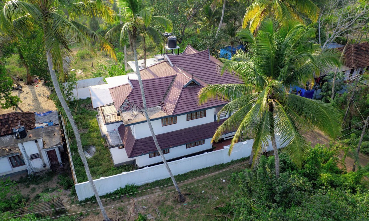 Mararikulam House | Comfortable Stay Near Marari 4 Bedroom Home with Kitchen